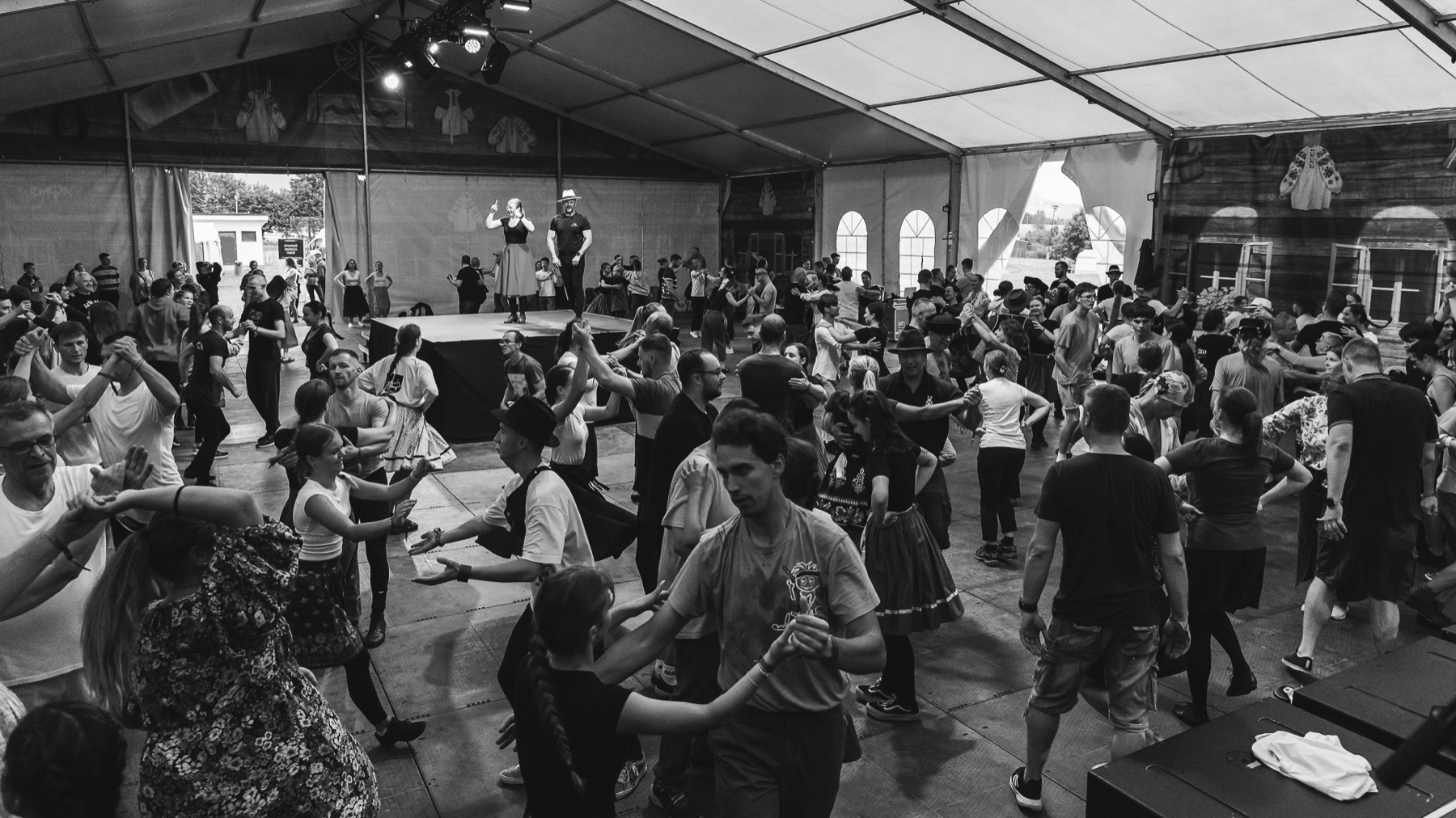 Plný stan tancujúcich ľudí na festivale Rozhybkosti