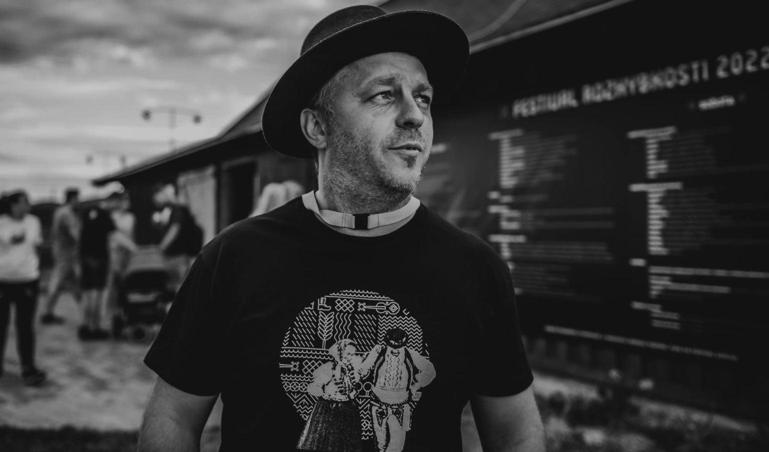 Vlado Michalko v klobúku a tričku s ľudovým motívom na festivale Rozhybkosti